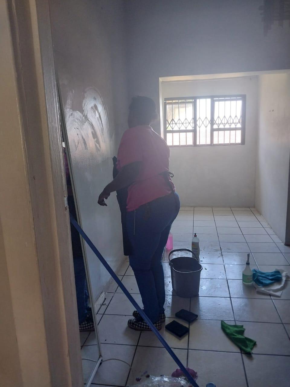 Dirty kitchen before cleaning